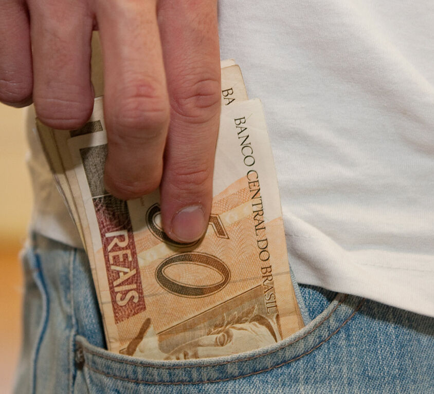 dinheiro-no-bolso_foto_Marcos-Santos-USP-Imagens